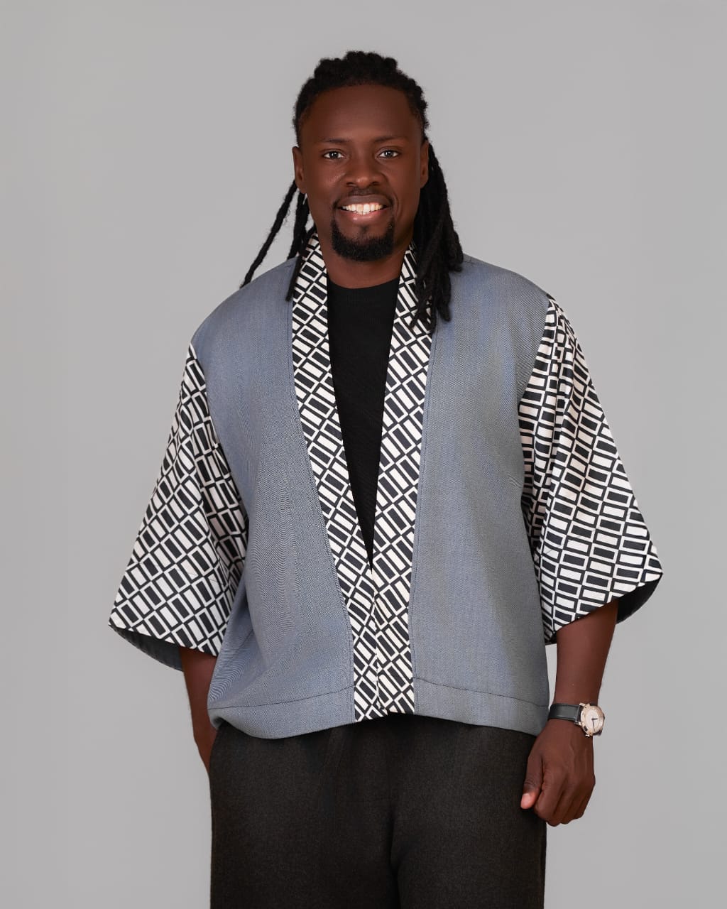Créateur XƆVI en kimono gris à motifs graphiques noir et blanc