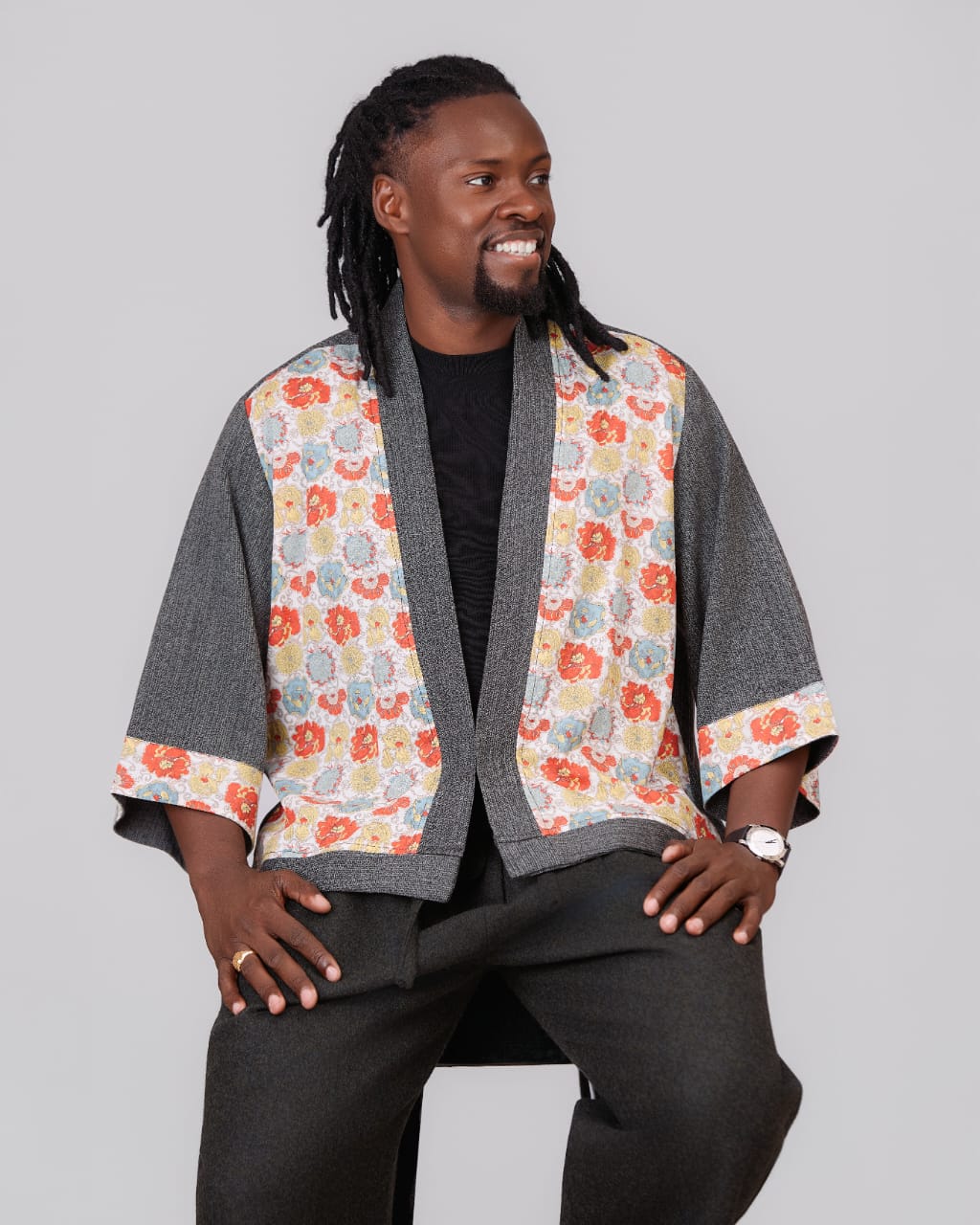 Kimono court gris à revers fleuris, Atelier XƆVI