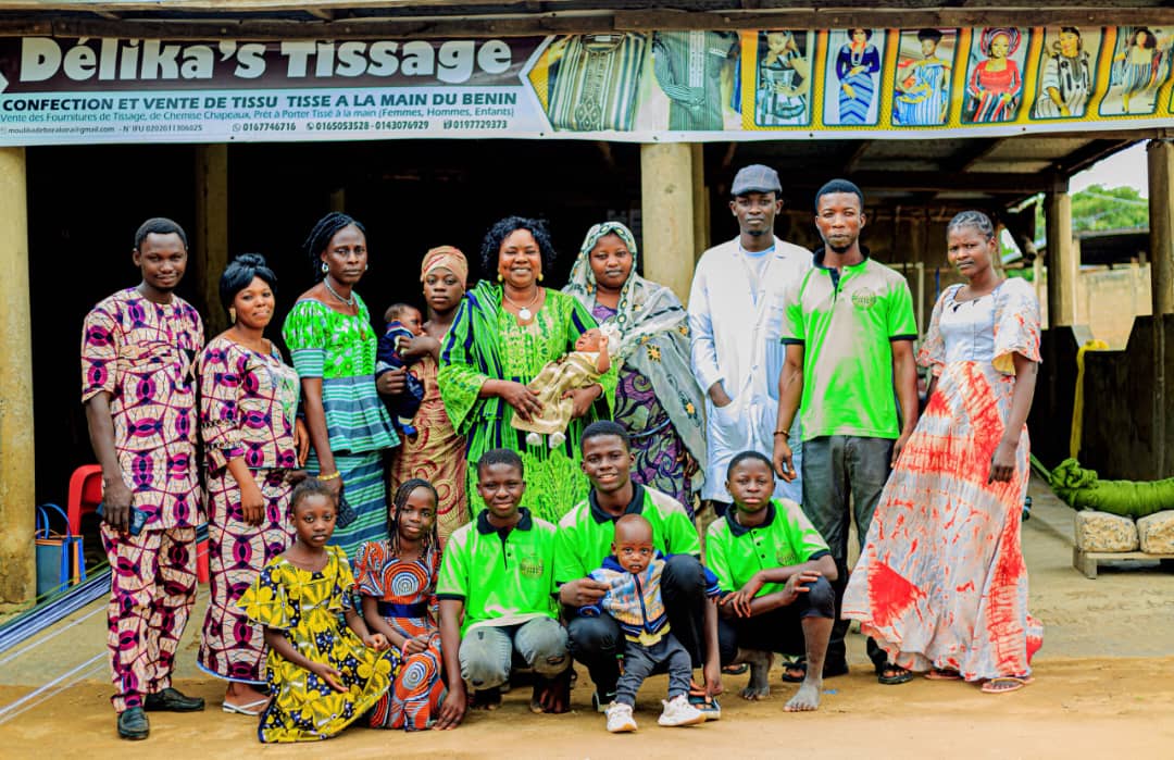 L'équipe de l'atelier partenaire Délika's Tissage réunie devant l'atelier, à Parakou au Bénin.