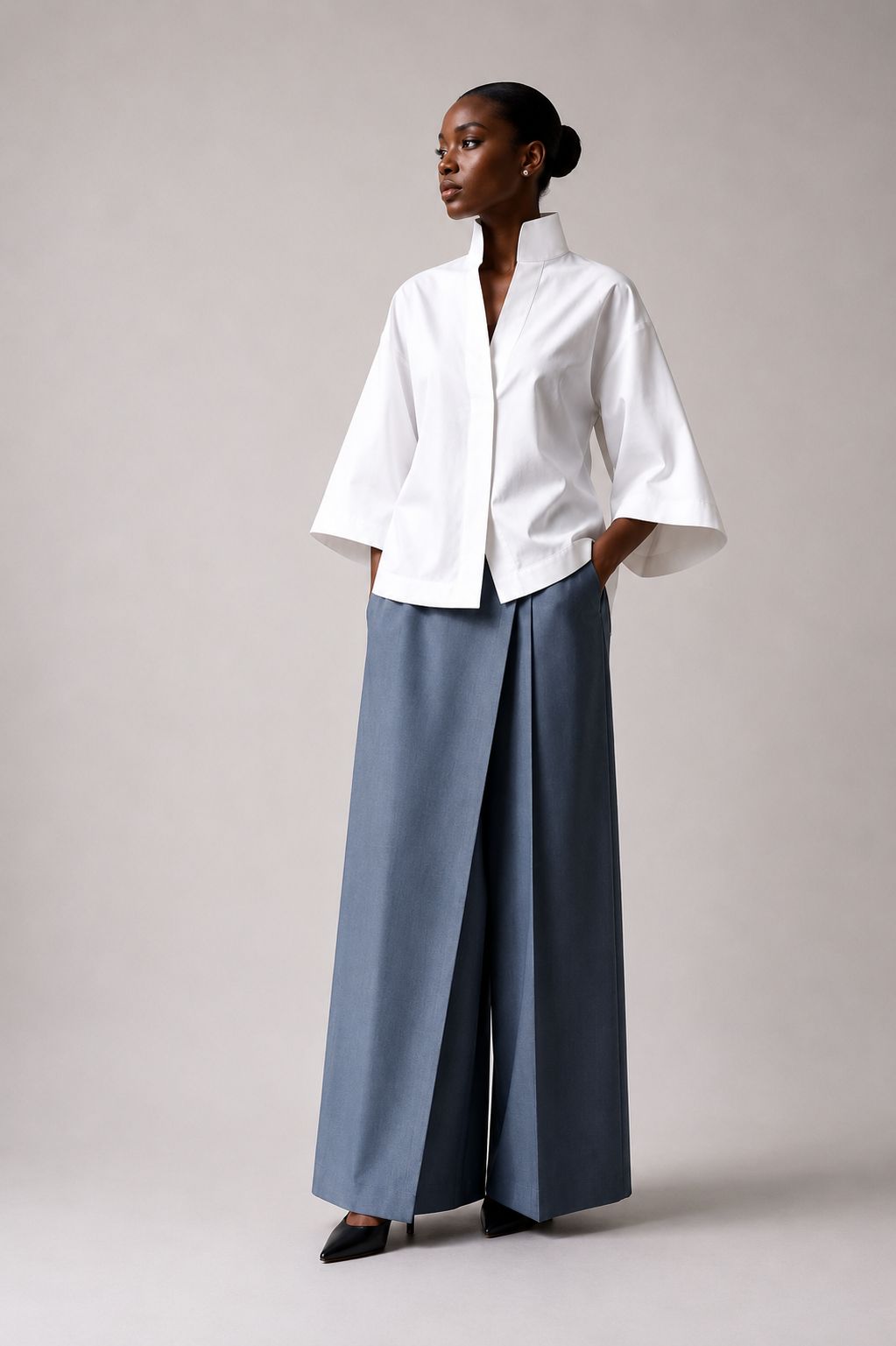 Chemise blanche à col montant et pantalon large bleu ardoise, Atelier XƆVI