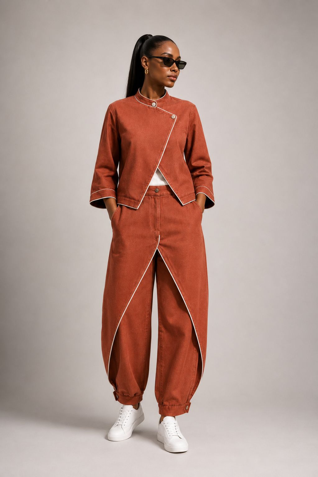 Veste courte et pantalon ballon en denim brique à passepoil écru, Atelier XƆVI