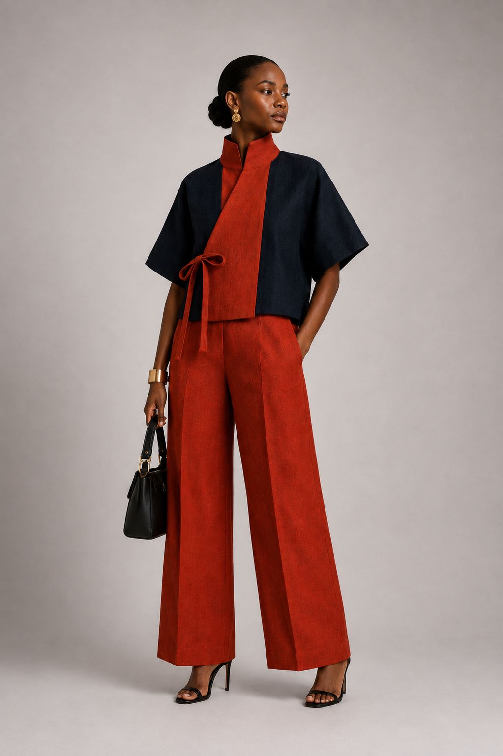 Veste courte bicolore marine et brique nouée, pantalon large brique, Atelier XƆVI